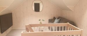 ein Wohnzimmer mit Couch und Tisch in der Unterkunft New and Exclusive Cottage in Voss with a great view in Skulestadmo + 51 Fotos