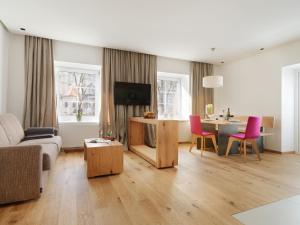 TV a/nebo společenská místnost v ubytování Riedz Apartments Innsbruck- Zentrales Apartmenthaus mit grüner Oase