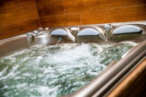 ein Metallspülbecken mit Wasser darin in der Unterkunft La Ferme de l'Oudon & SPA in Berville