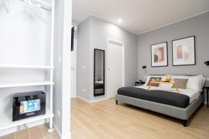 1 dormitorio con 1 cama y TV en una habitación en Il Pumo - Apulian Rooms Bari Piazza Moro, en Bari