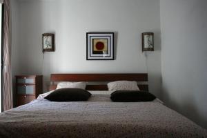 Casa Sonrisa tesisinde bir odada yatak veya yataklar