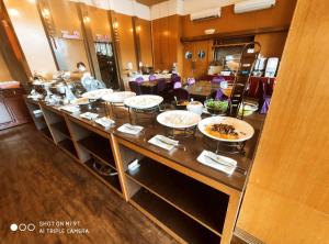 萬里的住宿－金湧泉溫泉汽車旅館，包含许多食物的自助餐