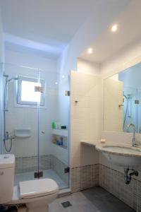 Ванна кімната в Giorgi's Blue Apartments