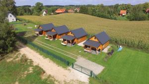 una vista aérea de un grupo de cabañas en una granja en Domki Kosewo, en Mrągowo