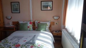 A bed or beds in a room at Guest House Bolyarka