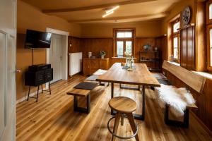 a living room with a wooden table and a kitchen at Auszeithaus Edertal in Kleinern