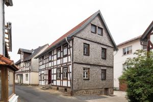ein altes Holzgebäude in einer mittelalterlichen Stadt in der Unterkunft Auszeithaus Edertal in Kleinern