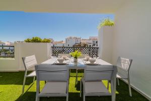 una mesa y sillas en un balcón con vistas en Terrazas de Banus Quiet Apartment, en Marbella