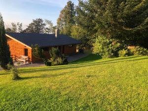 une maison dans un champ avec une cour herbeuse dans l'établissement Pfändertraum Luxus Ferienhaus, à Lochau