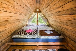 um pequeno quarto com uma cama numa tenda em Cvet gora - Camping, Glamping and Accomodations em Zgornje Jezersko
