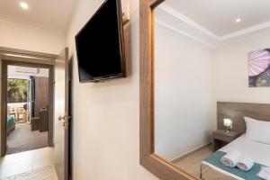 A television and/or entertainment centre at Sisi Breeze Hotel
