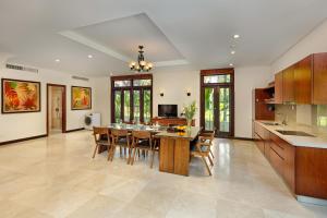 eine Küche und ein Esszimmer mit einem Tisch und Stühlen in der Unterkunft Abogo Resort Villas Luxury Da Nang in Đà Nẵng