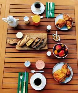 Frokost for gjester på MAISON MATEJEWSKI chambre d'hôtes avec jardin