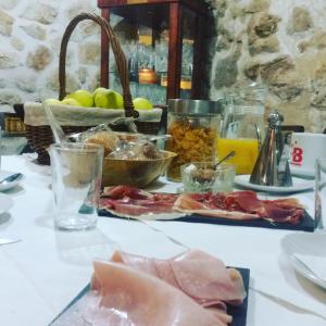- une table avec un buffet de plats dans l'établissement Sinagoga, à Peñaranda de Duero