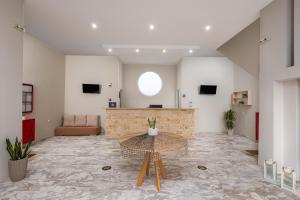 A television and/or entertainment centre at Sisi Breeze Hotel