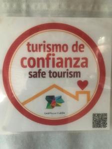 een bord met de tekst Tunnian dmg confederatie veilig toerisme bij Posada Puerta Grande in Candelario
