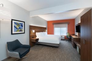 pokój hotelowy z łóżkiem i krzesłem w obiekcie Holiday Inn Express & Suites Tell City by IHG w mieście Tell City +23 zdjęcia