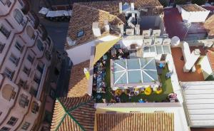 an overhead view of a tennis court in a city at The Lights Hostel in Málaga