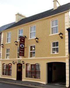 un edificio marrón con un cartel en el costado en Atlantic Guest House en Donegal