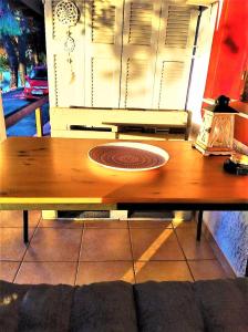 リムニオナスにあるDialiskari #3の木製テーブル