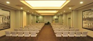 A área empresarial e/ ou a sala de conferências de Holiday Inn Genoa City by IHG