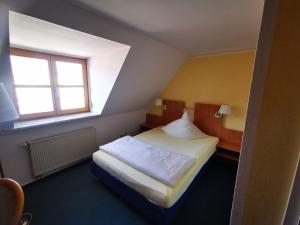 Giường trong phòng chung tại Hotel Thüringer Hof