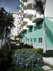 un edificio con una palmera y flores en Maggy's House, en La Romana