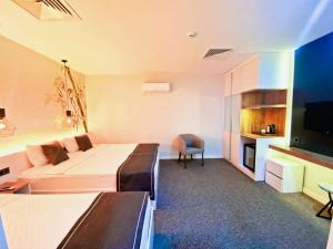 een hotelkamer met een bed en een televisie bij Luis Otel in Izmir