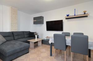 uma sala de estar com um sofá e uma mesa em Apartments Milena 436 em Fažana