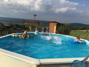 Deux garçons jouent dans une piscine dans l'établissement Krajno Paradise, à Krajno Pierwsze