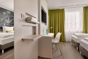 Ein Bett oder Betten in einem Zimmer der Unterkunft Super 8 by Wyndham Mainz Zollhafen