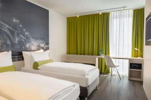 Ein Bett oder Betten in einem Zimmer der Unterkunft Super 8 by Wyndham Mainz Zollhafen