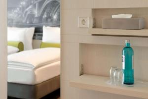 Ein Bett oder Betten in einem Zimmer der Unterkunft Super 8 by Wyndham Mainz Zollhafen