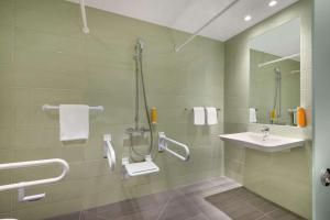 Ein Badezimmer in der Unterkunft Super 8 by Wyndham Mainz Zollhafen