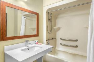 Koupelna v ubytování Days Inn by Wyndham Blairsville + 16 fotografií