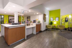 Vstupní hala nebo recepce v ubytování Super 8 by Wyndham Winnipeg West + 37 fotografií
