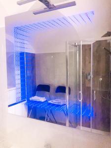 um quarto com uma cama e um chuveiro em Delizioso Appartamento in Via di Monte Verde em Roma