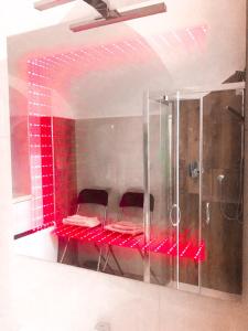 - une chambre avec une douche et 2 lits dans l'établissement Delizioso Appartamento in Via di Monte Verde, à Rome