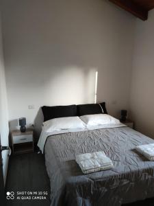 una camera da letto con un grande letto con due asciugamani di Casa di Roby 4L a Marrùbiu