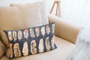 una almohada en una silla en la sala de estar en Os Fragosinhos en Funchal