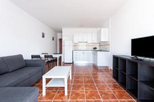 una sala de estar con un sofá y una mesa en Live Don Jose 204, en Costa del Silencio 17 fotos más