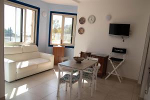 - un salon avec un canapé et une table dans l'établissement Taormina Isola bella suite, à Taormine