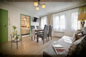 un soggiorno con tavolo e una sala da pranzo di Nobles Apartments a Praga