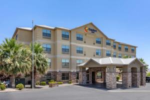 un hôtel avec un palmier dans l'établissement Comfort Inn Saint George North, à Saint George