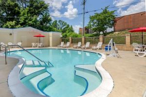 una gran piscina con sillas y sombrillas en Comfort Inn, en Waynesboro