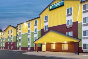 una fila de edificios coloridos en una calle en WoodSpring Suites Tyler Rose Garden, en Tyler