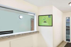 Televisyen dan/atau pusat hiburan di WoodSpring Suites Tyler Rose Garden