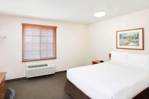 Katil atau katil-katil dalam bilik di WoodSpring Suites Tyler Rose Garden