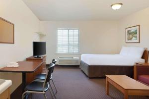 Televisyen dan/atau pusat hiburan di WoodSpring Suites Tyler Rose Garden