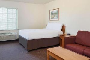 Katil atau katil-katil dalam bilik di WoodSpring Suites Tyler Rose Garden